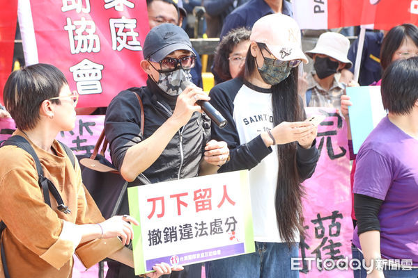 ▲陸配亞亞在台灣國際家庭互助協會陪同下召開記者會。（圖／記者林敬旻攝）