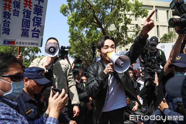 ▲亞亞召開記者會，閩南狼、八炯一旁嗆聲。（圖／記者林敬旻攝）