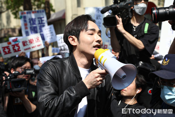 ▲亞亞召開記者會，閩南狼、八炯一旁嗆聲。（圖／記者林敬旻攝）