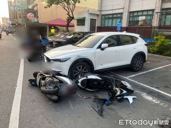 ▲▼鳳山區中山西路發生一起三車連環交通事故。一名騎士疑似未保持安全距離，追撞前方另一名騎士，導致兩車碰撞後，再波及路邊停放的自小客車。（圖／記者吳世龍翻攝）