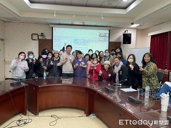 ▲▼心理師林勇勝向玉里醫院的各職類員工及社區長照服務的民眾，講授《失智症的預防及延緩》。（圖／玉里醫院提供，下同）