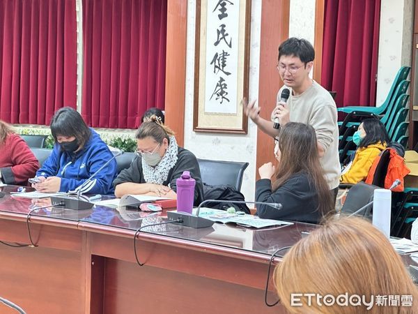 ▲▼心理師林勇勝向玉里醫院的各職類員工及社區長照服務的民眾，講授《失智症的預防及延緩》。（圖／玉里醫院提供，下同）