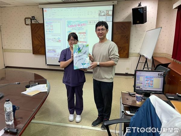 ▲▼心理師林勇勝向玉里醫院的各職類員工及社區長照服務的民眾，講授《失智症的預防及延緩》。（圖／玉里醫院提供，下同）