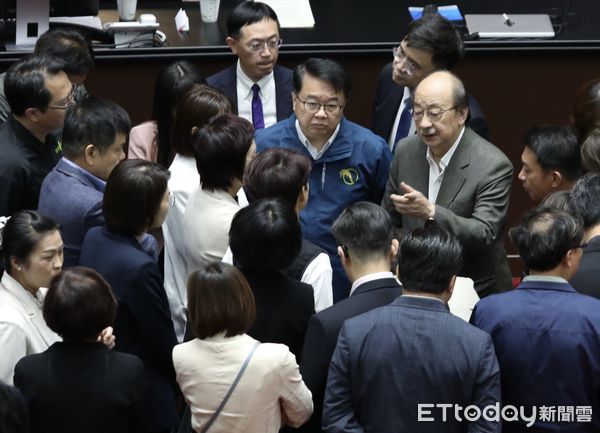 ▲▼立法院院會 停擺  民進黨總召柯建銘在議場召集黨籍立委 聚集說明策略。（圖／記者屠惠剛攝）