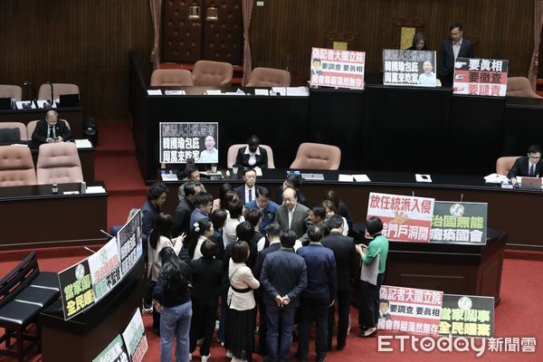 ▲▼立法院院會 停擺  民進黨總召柯建銘在議場召集黨籍立委 聚集說明策略。（圖／記者屠惠剛攝）