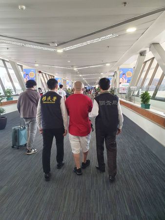 ▲▼陸軍第六軍團涉貪逃亡被通緝的上尉軍官李振育（紅衣白褲），在菲律賓落網收容1年多，今（25日）被遣返回台。（圖／調查局提供）
