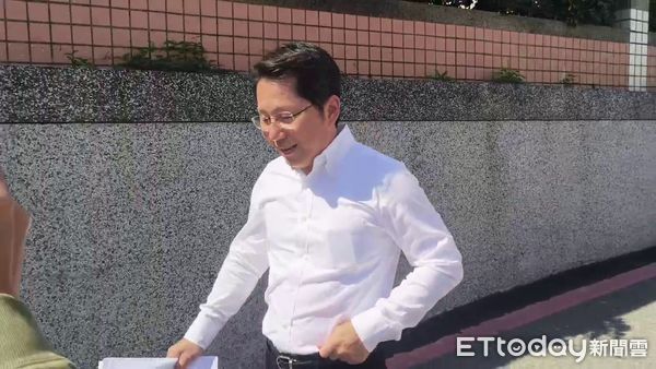 ▲▼  查水表搜索   花蓮縣府民政處長明良臻遭調查站帶走    並且帶走民政處長明良臻以及戶政事務所的股長等共11人要進行問訊    。（圖／記者柯政誟拍攝）
