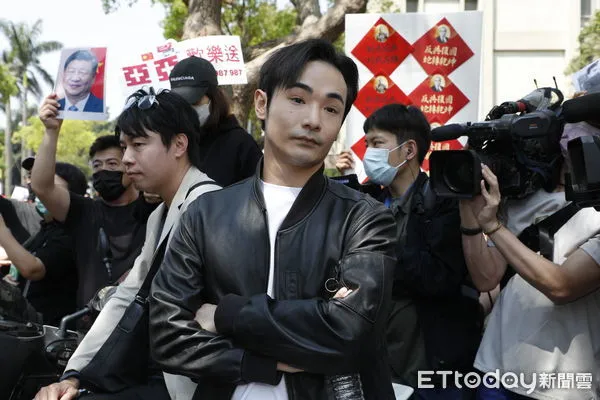 ▲▼台灣國際家庭互助協會召開「移民署違反國際公約、迫害陸配、高等行政法院為虎作倀、侵犯人權」記者會，聲援陸配亞亞。綠營側翼閩南狼、八炯不滿亞亞武統台灣言論，號朝群眾到記者會現場抗議。（圖／記者湯興漢攝）