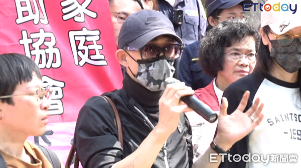 ▲▼亞亞老公首度露面             。（圖／直播畫面）