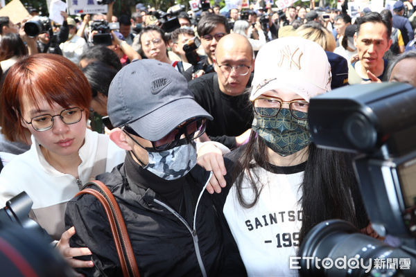 ▲陸配亞亞召開記者會後離場遭抗議。（圖／記者林敬旻攝）