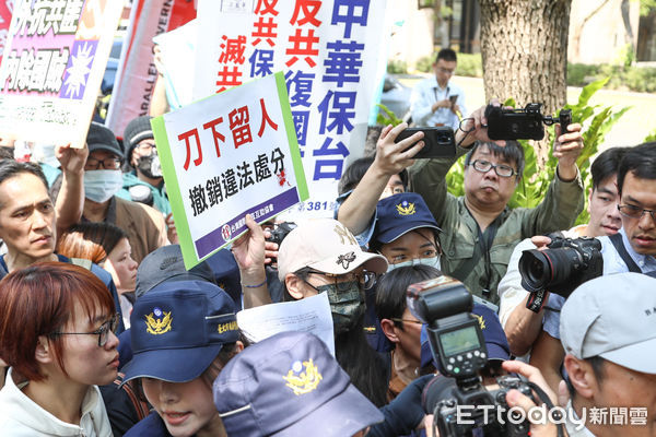 ▲陸配亞亞召開記者會後離場遭抗議。（圖／記者林敬旻攝）