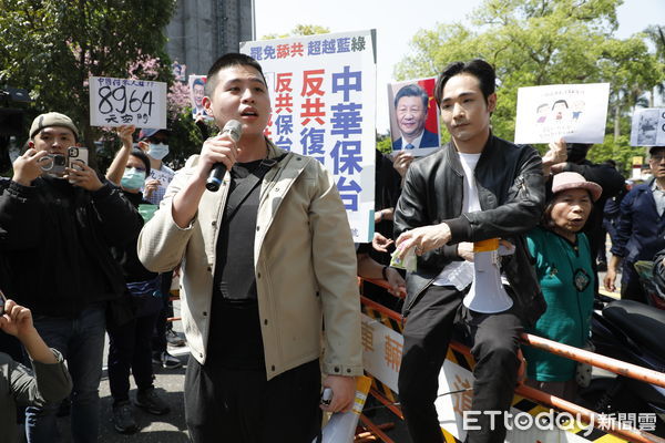 ▲▼台灣國際家庭互助協會召開「移民署違反國際公約、迫害陸配、高等行政法院為虎作倀、侵犯人權」記者會，聲援陸配亞亞。綠營側翼閩南狼、八炯不滿亞亞武統台灣言論，號朝群眾到記者會現場抗議。（圖／記者湯興漢攝）