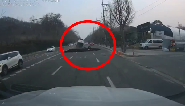 ▲▼行車紀錄器拍下墜落瞬間。（圖／翻攝自X）