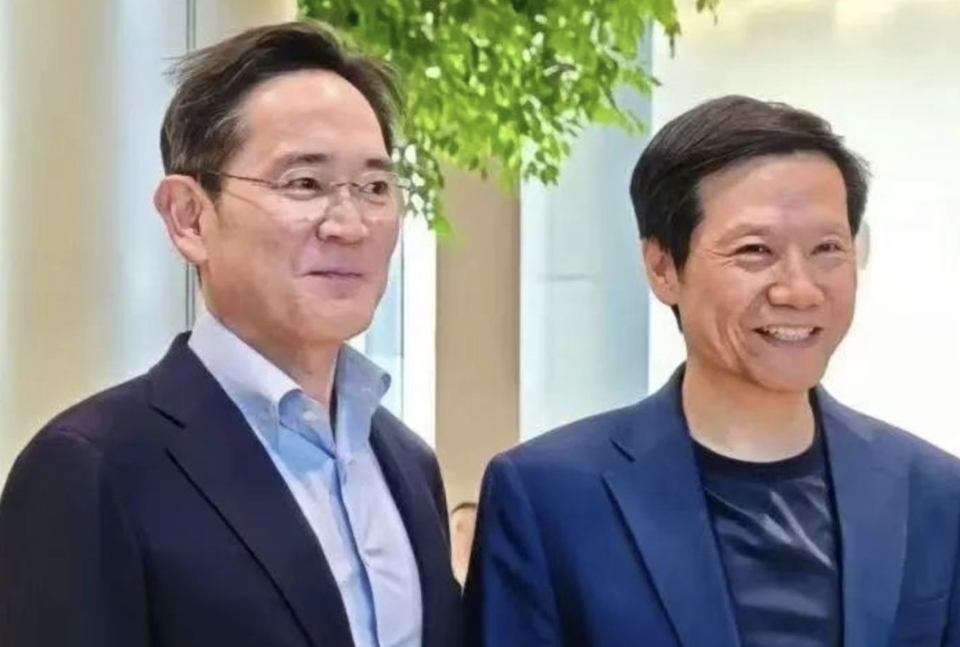 ▲三星會長李在鎔（圖左）與小米創辦人雷軍（圖右）合影。（圖／翻攝上觀新聞）