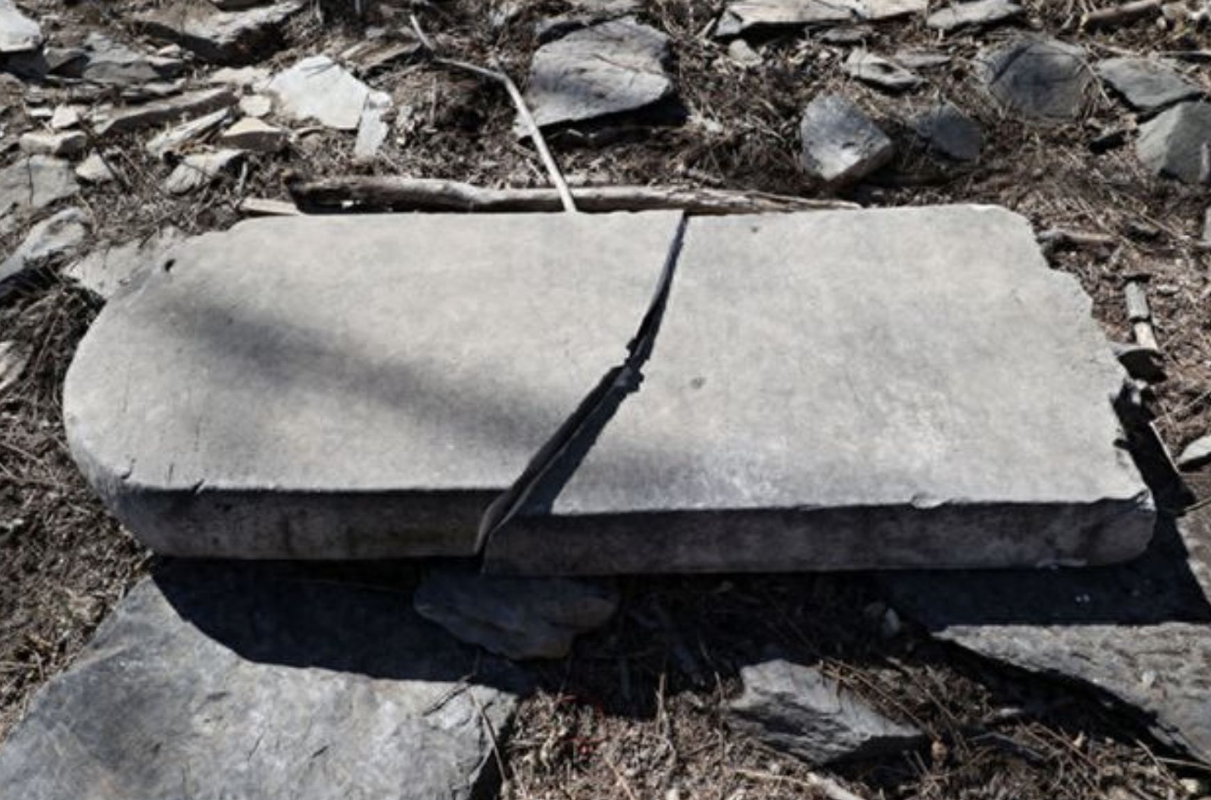 ▲北京房山近郊一處金代靈峰寺遺址石碑斷成兩截，橫躺於山野間，無人問津。（圖／翻攝北京青年報）