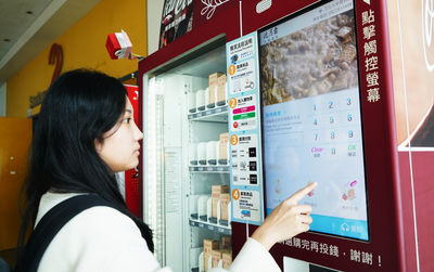 文大引進滷味販賣機「24小時供餐」 學生搶買:夜讀救星