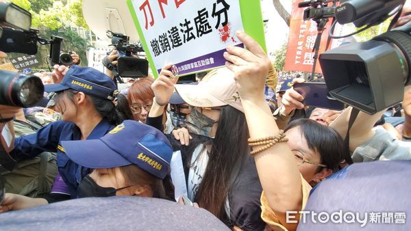 ▲▼       內政部駐衛警中隊長出面接收陸配亞亞陳情書，並轉交內政部     。（圖／記者黃彥傑攝）