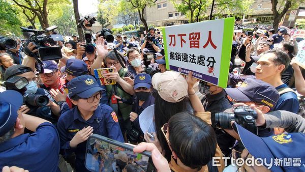 ▲▼       內政部駐衛警中隊長出面接收陸配亞亞陳情書，並轉交內政部     。（圖／記者黃彥傑攝）