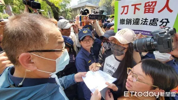 ▲▼       內政部駐衛警中隊長出面接收陸配亞亞陳情書，並轉交內政部     。（圖／記者黃彥傑攝）