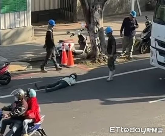 ▲有網友在網路社群PO出影片，畫面中是1名女子，躺在北區開元路一處工地前地上一動也不動，網友們紛扮驚奇詢問「不知發生什麼事」。（圖／翻攝自Threads／adam__zong）