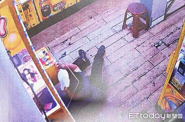 ▲余姓現役軍人去年9月至10月間連續2次在平鎮區中豐路上某家娃娃機店，趁四下無人時竊取機台內價值數百元之公仔後逃離現場。（資料照／記者沈繼昌翻攝）