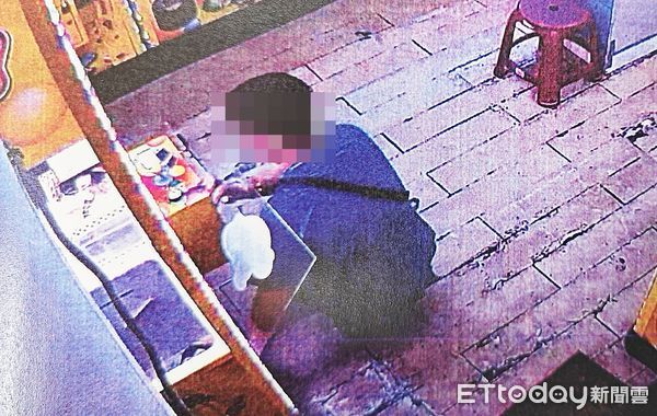 ▲余姓現役軍人去年9月至10月間連續2次在平鎮區中豐路上某家娃娃機店，撬開玻璃竊取機台內公仔，圖為監視畫面。（資料照／記者沈繼昌翻攝）