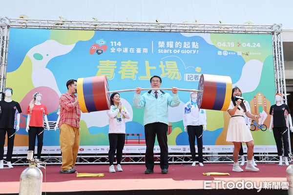 ▲台南市政府25日於市立體育場前廣場舉辦全國中等學校運動會傳記者會，由市長黃偉哲親自出席，並邀請多位台南傑出選手穿著首度亮相的大會服裝及台南市代表隊服走秀。（圖／記者林東良翻攝，下同）