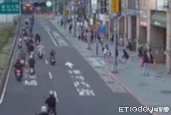 ▲▼       捷運新埔站5號出口旁大樓外牆磁磚崩落      。（圖／記者陳以昇翻攝）