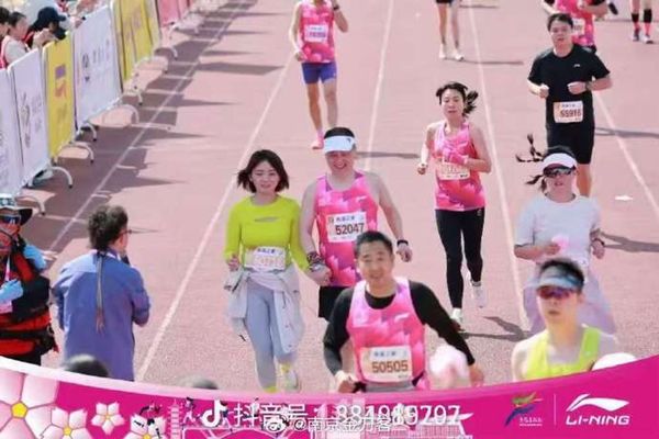這場馬拉松，意外曝光一段婚外情。（翻自微博）