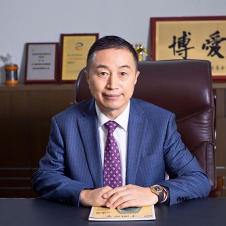 這名老年男的來頭也不小，被網友起底是「遠光軟件」董事長陳利浩。（翻自微博）