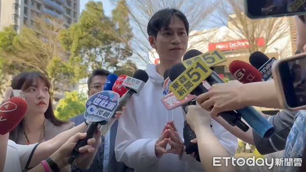 ▲▼Andy遭家寧媽媽個資法、妨害名譽提告，稍早現身林口分局製作筆錄。（圖／記者陳以昇翻攝）