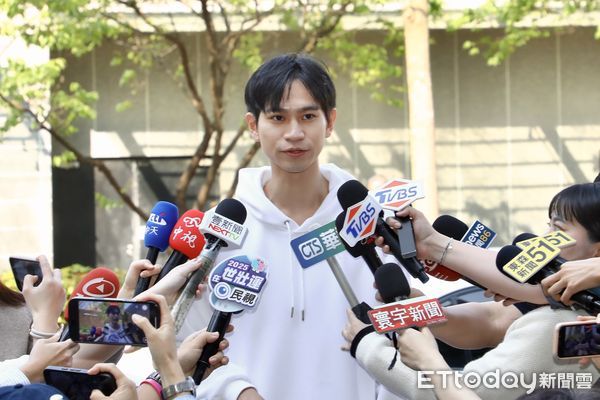 ▲▼網紅Andy赴警局應訊，抵達林口分局。（圖／記者黃國霖攝）