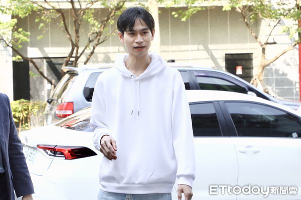 ▲▼網紅Andy赴警局應訊，抵達林口分局。（圖／記者黃國霖攝）