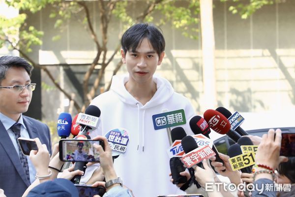▲▼網紅Andy赴警局應訊，抵達林口分局。（圖／記者黃國霖攝）