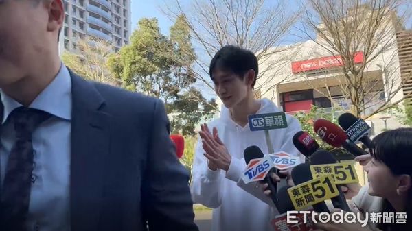 ▲▼Andy遭家寧媽媽個資法、妨害名譽提告，稍早現身林口分局製作筆錄。（圖／記者陳以昇攝）