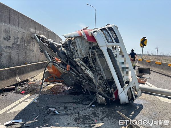 ▲台南市北門區台61北門交流道-61接84南下路段，25日下午發生1起車禍事故，1輛混泥預拌車疑似過彎不慎翻落，駕駛受困車內，救出送醫命危。（圖／民眾提供，下同）
