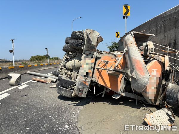 ▲台南市北門區台61北門交流道-61接84南下路段，25日下午發生1起車禍事故，1輛混泥預拌車疑似過彎不慎翻落，駕駛受困車內，救出送醫命危。（圖／民眾提供，下同）