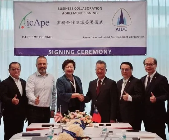 ▲漢翔董事長胡開宏（右3）率隊前往馬來西亞與縱橫集團總裁鄭莉蓁（左3）簽署合作意向書。（圖／漢翔提供）