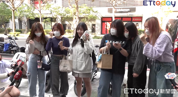 ▲▼6名女粉絲到林口分局外替Andy老師加油打氣             。（圖／直播畫面）