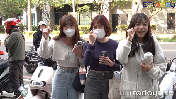 ▲▼6名女粉絲到林口分局外替Andy老師加油打氣             。（圖／直播畫面）