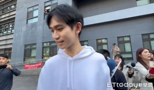 ▲▼       Andy今赴林口警分局製作筆錄，稍早結束後接受媒體訪問      。（圖／記者陳以昇攝）