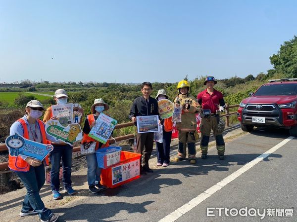 ▲因應清明節將至，為防範公墓火災的發生，南消六甲消防分隊會同六甲區公所進行消防宣導及出動無人機科技蒐證。（圖／記者林東良翻攝，下同）