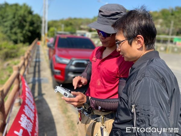 ▲因應清明節將至，為防範公墓火災的發生，南消六甲消防分隊會同六甲區公所進行消防宣導及出動無人機科技蒐證。（圖／記者林東良翻攝，下同）