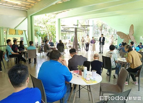 ▲「IAD4AD國際提升邁向零傷亡日」工作坊與會者前往紙教堂，在日本311地震發生的時間點(日本時間14點46分)進行默哀儀式。（圖／國立暨南國際大學提供，下同）