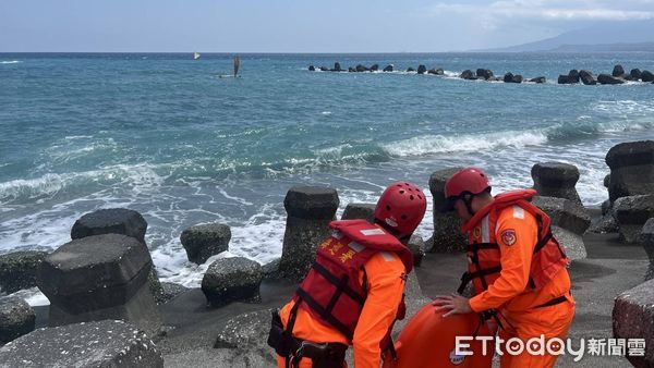 ▲風帆在台東長濱外海意外翻覆。（圖／記者楊漢聲翻攝）