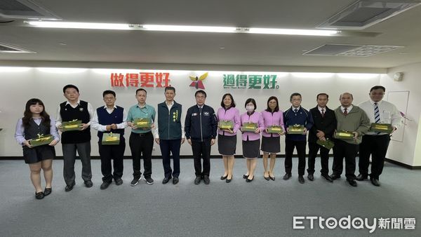 ▲台南市長黃偉哲25日下午召開3月份治安會報，公開表揚今年2月份金融及超商成功阻詐132件，有功177位人員。（圖／記者林東良翻攝，下同）
