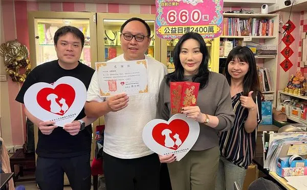 ▲ 沈嶸（右二）熱愛做公益。（圖／財團法人流浪動物之家基金會提供）