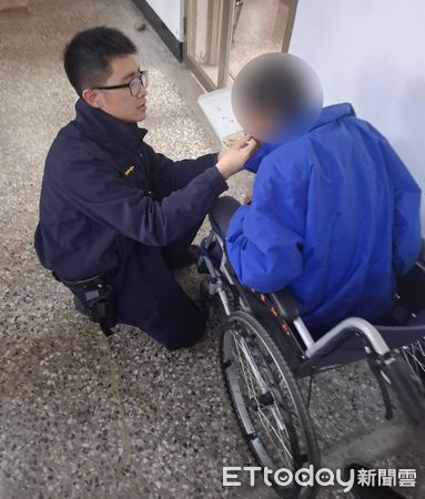 ▲台東關山警溫情「蹲地餵食」。（圖／記者楊漢聲翻攝）