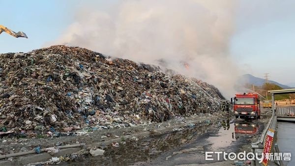 ▲屏東掩埋場火警。（圖／記者陳崑福翻攝，下同）