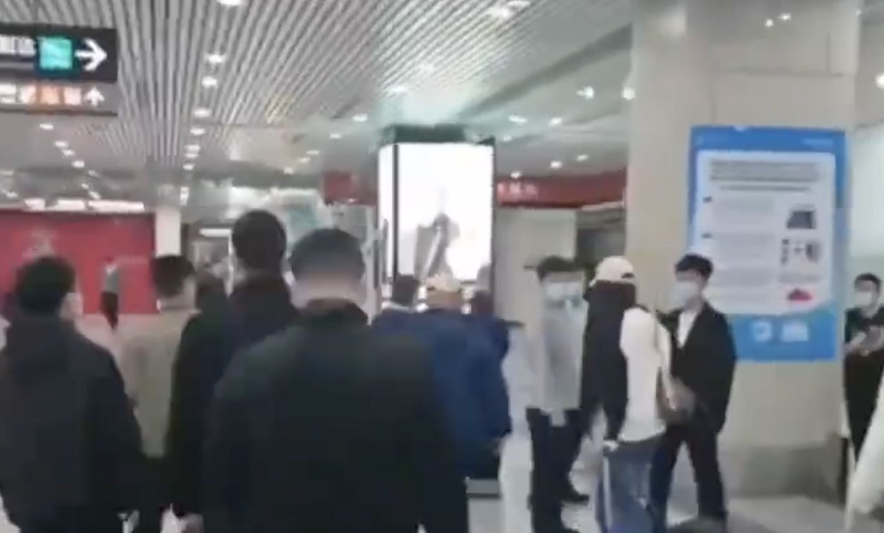 ▲陸配亞亞一出福州長樂機場管制區，四面八方便湧上多名黑衣和便衣男女陪同離開。（圖／翻攝微博）